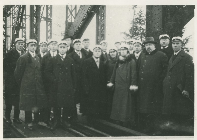Narva raudteesilla avamisel prof. O. Maddison (abikaasaga) koos Tallinna Tehnikumi üliõpilastega, 1920. aastad