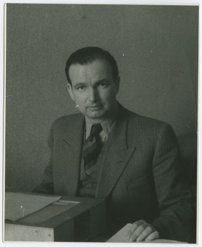 Professor Heino Lepikson oma töölaua taga. 1950. aastad