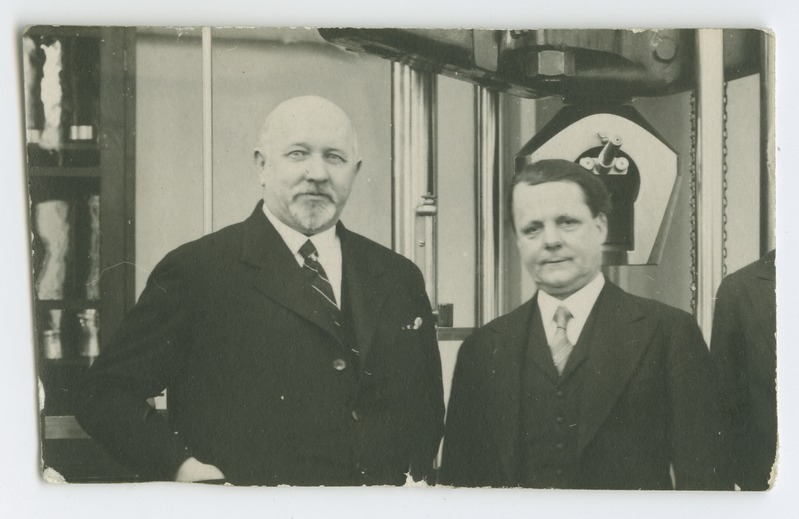 Tallinna Tehnikumi tugevuslaboratoorium. Prof. O. Maddison külalisega. Väljalõige fotost. , ca 1933.a.