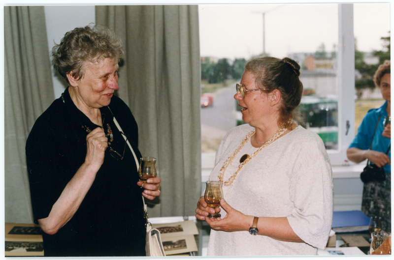 Foto albumist Korp! Wäinla, 1999. Näituse avamine TTÜ muuseumis Raja 15. Aili Kogermann (vasakul) ja Anu Kotli