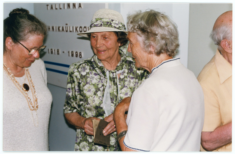 Foto albumist Korp! Wäinla, 1999. Näituse avamine TTÜ muuseumis Raja 15, vasakul Anu Kotli