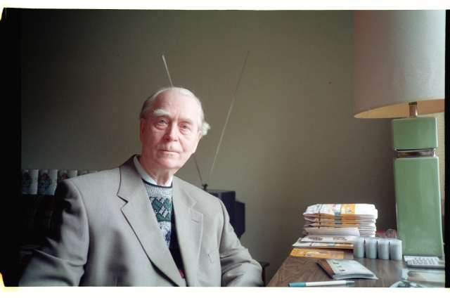 Hans Teetlaus tegelemas fotodega oma korteris San Luis Obispos, USAs