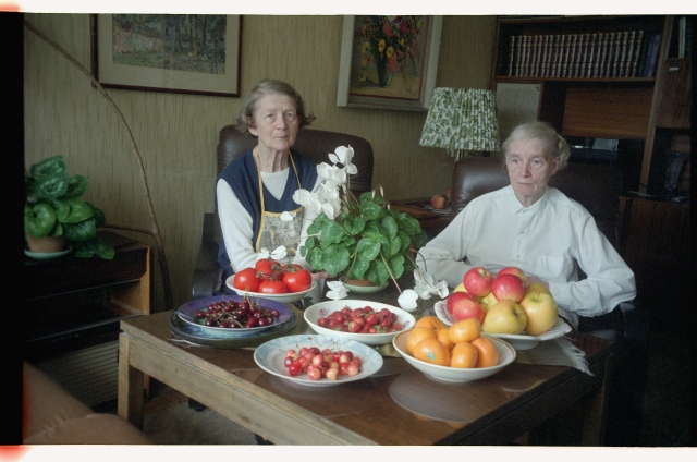 Valve ja Helge Teetlaus oma Tallinna korteris kaetud laua taga