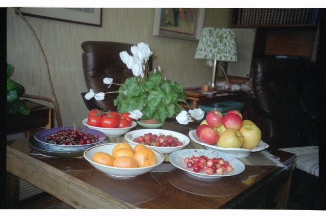 Puu- ja köögiviljad ning marjad laual Teetlauside Tallinna korteri elutoas