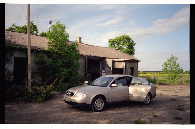 Rein Tiigi auto Teetlausidele kuulunud endise Paju talu hoovis