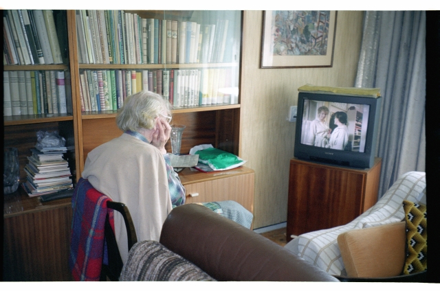 Helge Teetlaus oma Tallinna korteri elutoas telekat vaatamas