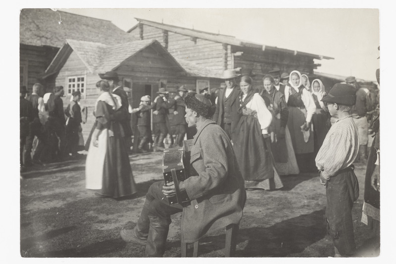 Kutsealused tantsivad enne mobilisatsioonipunkti minekut, pillimees mängib lõõtsa, 1914. a.