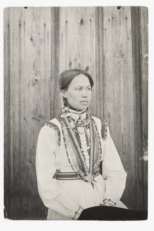 Tšeremissi ehk mari vastabiellunud naine ehk "noorik" pidulikes rahvariietes Kokšamarõ külas Tšeboksarõ maakonnas u. 1905. a.