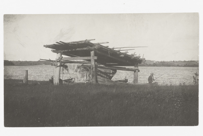 Vepslaste nooda kuivatamine varikatuse all järve ääres 1926. a.