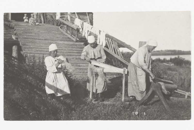 Vepslased töötlevad lina 1926. a.