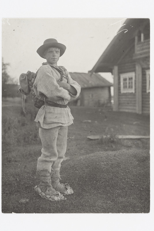 Linastes riietes ja viiskudega poiss, heinaline 1927. a.