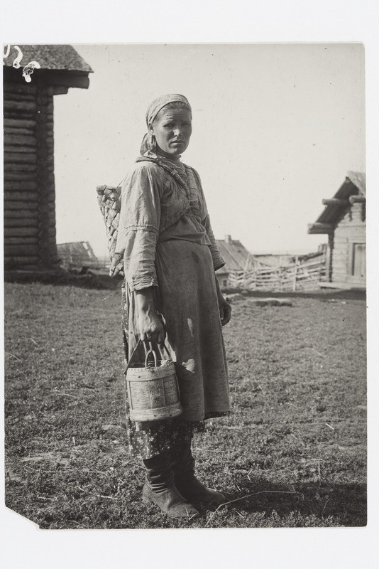 Karjala naine märsi ja puust pangega heinamaale süüa viimas 1927. a.