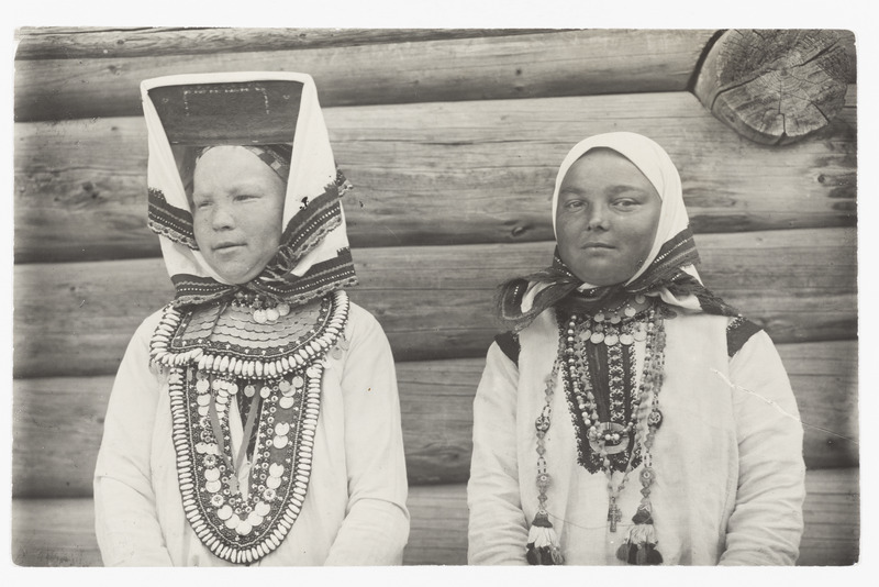 Tšeremissi naine ja neiu piduriietuses u. 1905. a. Kedrõ k. Jaranski maakonnas