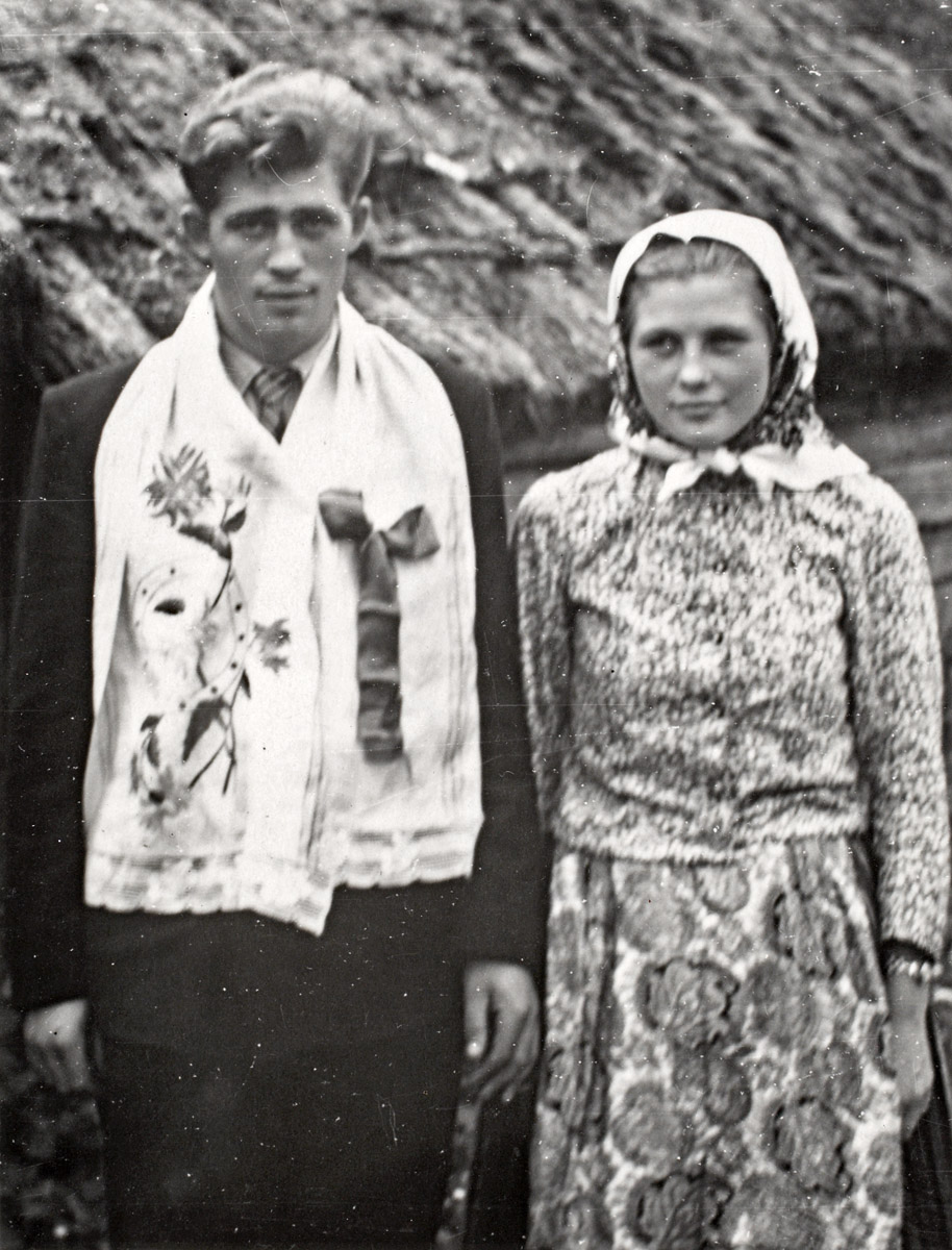 Kihnu pruut Salme Sang koos vennaga, Sanga t, Linaküla