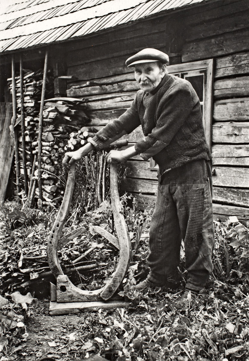 Mart Alatare demonstreerimas enda tehtud "Ao tegemise pressi" (60 a. vana), Külakubja t, Raja k, Vändra khk