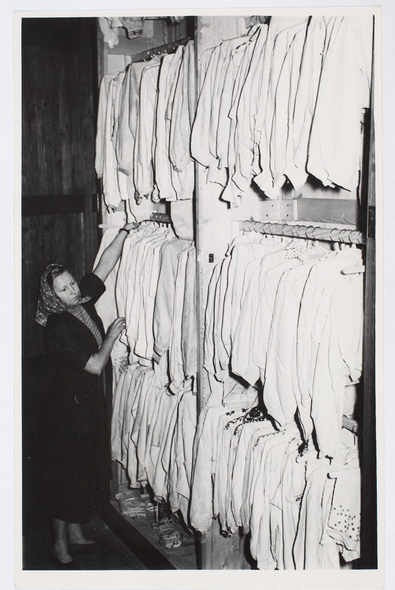 ERMi laborant Lehti Konsin magasineerimas Muhu, Hiiu, Kihnu, Harju- ja Järvamaa käiseid