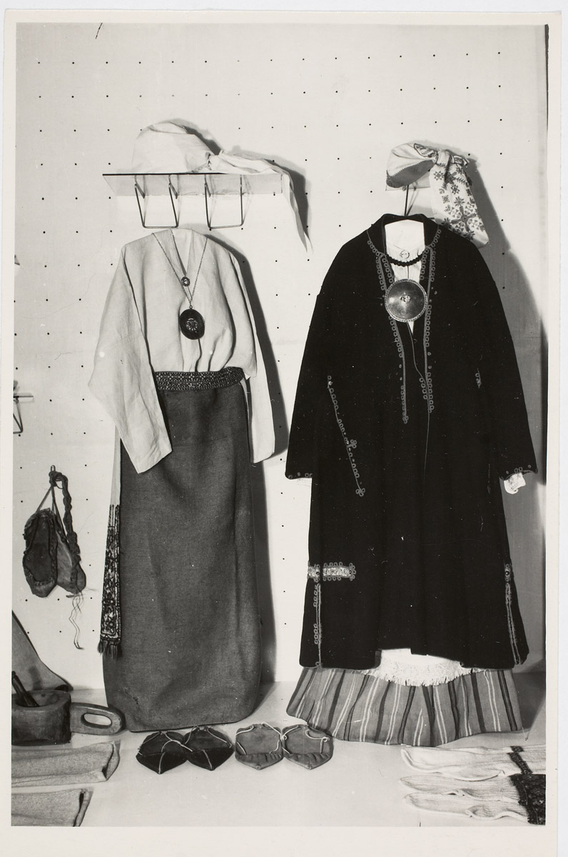 Halliste ja Paistu naiste rõivastus näitusel