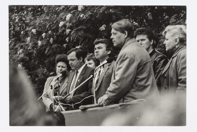 Pidustused "Elupuu" avati 14. juunil Vinnitsa asula keskväljakul, kuhu oli püstitatud ajutine tribüün.