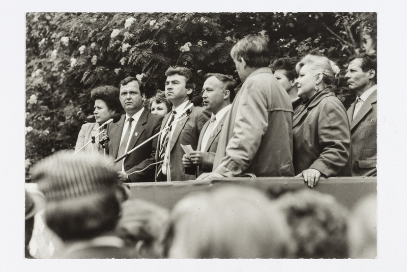 "Elupuu" pidustuste avamine. Esineb kohaliku rajooni täitevkomitee aseesimees.