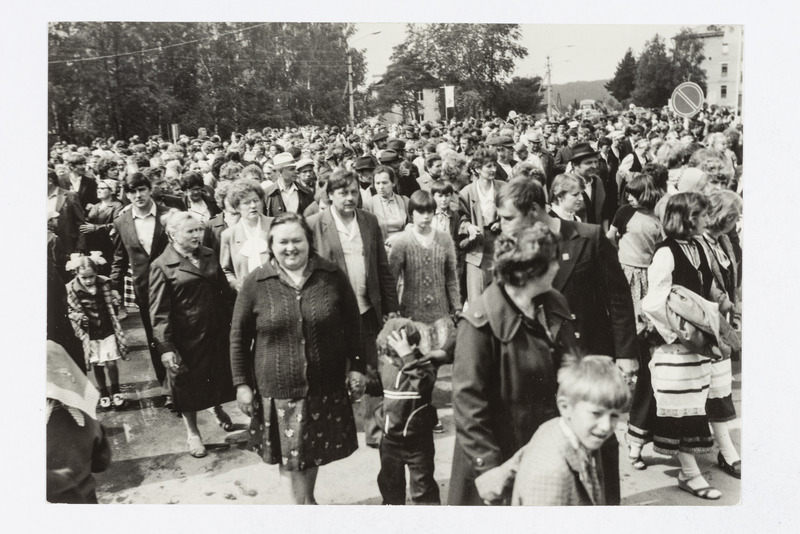 Pärast avatseremooniat asula keskväljakul, osavõtjad (üle tuhande?) sõidavad peoväljakule.