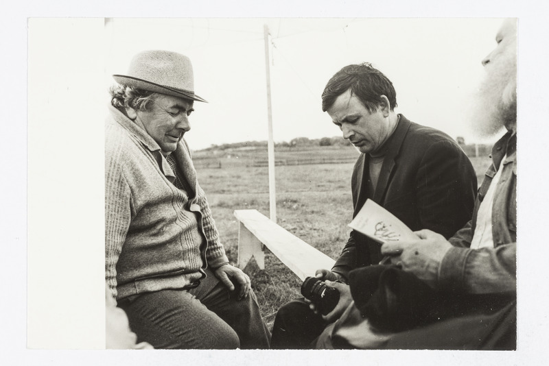 A. Peterson vestleb karjala kirjanikega, vasakult Vladimir Brendojev, Armas Miðin.