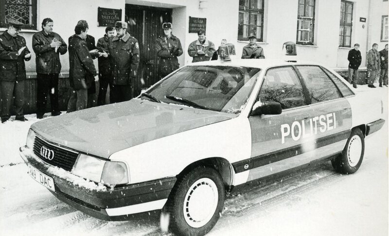 Viljandi äriklubi poolt politsei kiirreageerijate jaoks auto üleandmine