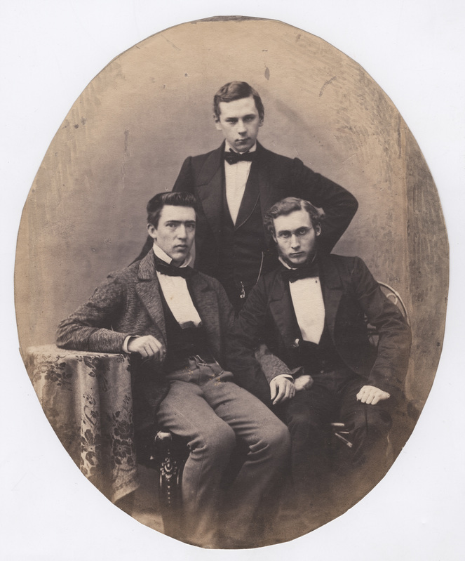 Grupipilt: Kolm meest - vasakul Herbert ...mann, keskel David Seeler, paremal ....