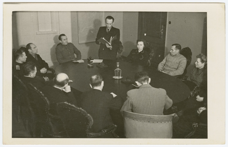 Tartu linna TSN Täitevkomitee istung 1940.a. Laua taga vasakult kolmas: Kosenkranius; paremalt esimene: A.Hiir.