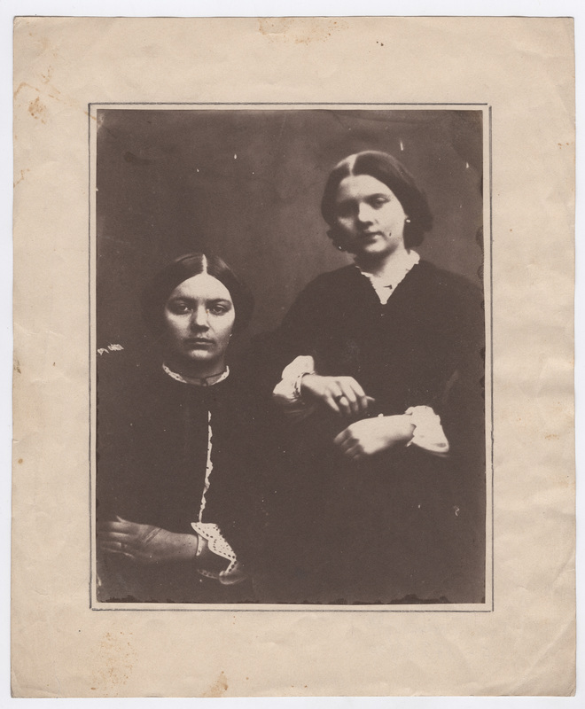 Paarisportree: õed Rentz'id.