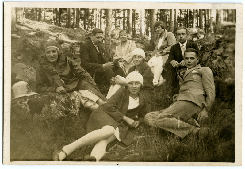 Grupipilt: Maarjamäe elanikud Nõmmel, Glehni pargis.