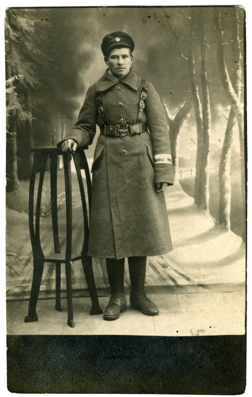 Stuudiopildistus: sõdur Vabadussõja päevilt, varrukal soomusrongi lint.