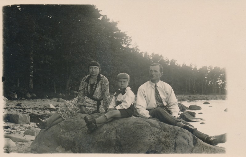 Raimond Kaugver vanematega rannas
