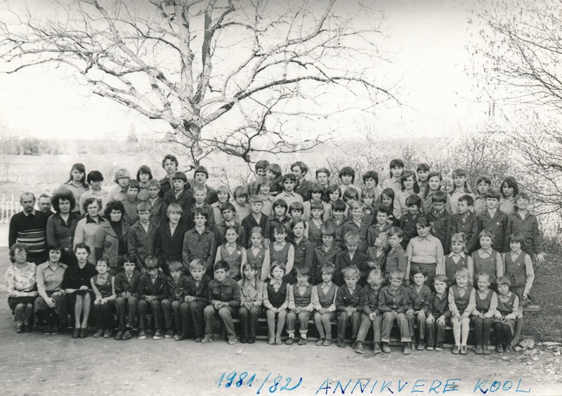 Annikvere 8-kl kooli õpilased ja õpetajad