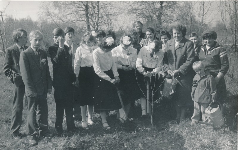 Annikvere 8-kl kooli lõpetajad puud istutamas
