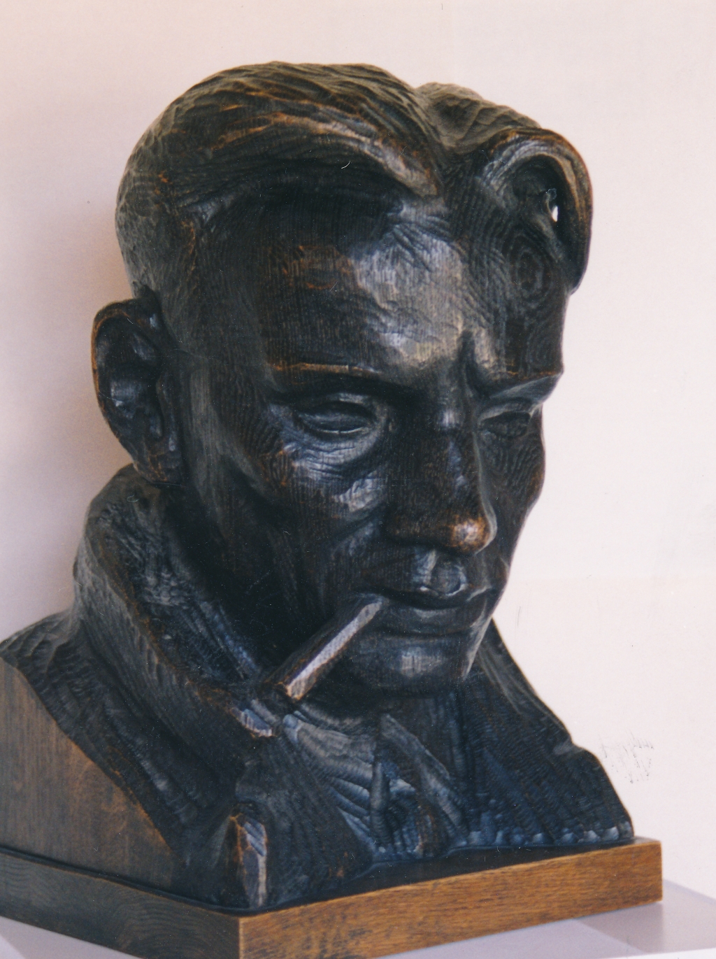August Vomm, Mees suitsuga