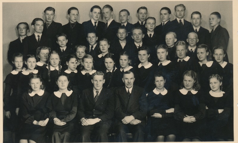 Rakvere Gümnaasiumi õpilasi ja õpetajaid