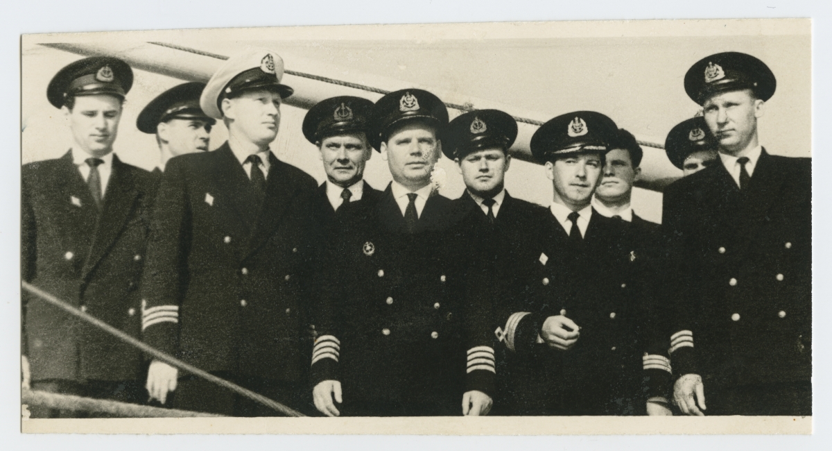 grupifoto, nõukogude meremehed 1.mai paraadil, teises reas vasakult teine Agu Sepp