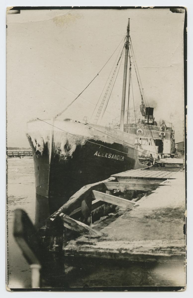 Kaubaaurik "Aleksander" remondis Inglismaal, Hullis.
Talv 1924