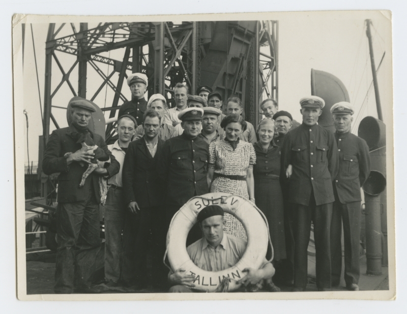 Kaubaaurik "Sulev" meeskond laevatekil koos koera ja päästerõngaga