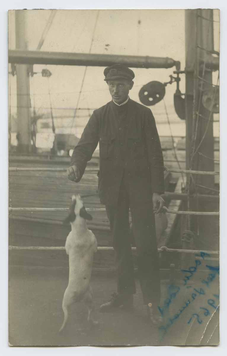 Meremees Artur Sooman koeraga laevatekil
