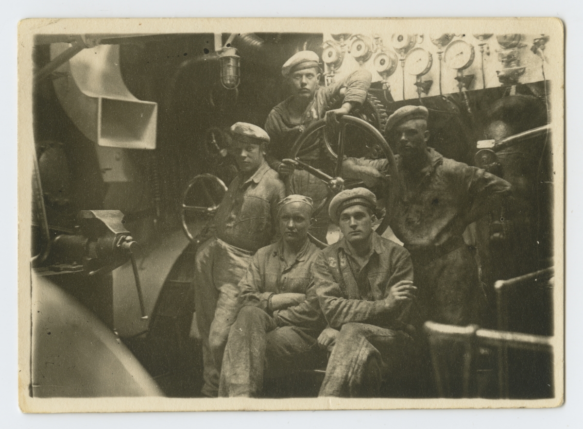 Miiniristleja "Wambola" masinameeskond laev masinaruumis.