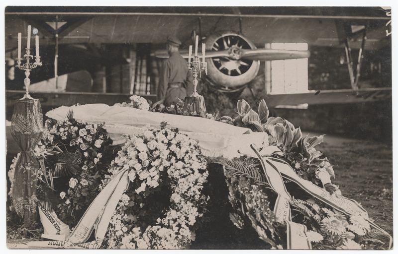 Lennuinstruktorite kursusel õppelennul hukkunud Aleksander Reimanni puusärk lennuki Nieuport 17 nr 24 ees