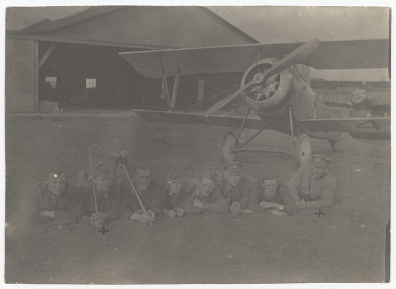 Lennuk Nieuport 17 nr 46 angaari ees. Murul lamamas grupp lendureid.