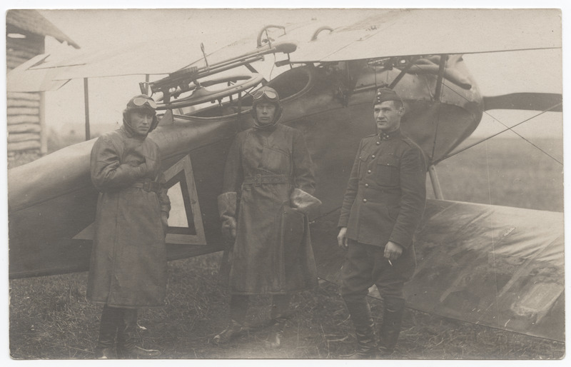Lennuk Halberstadt Roland nr 61 ja meeskond. Vaatleja Raud, lendur Rotberg (Roo) ja motorist Kütt