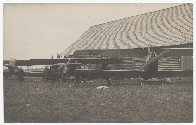 Lennukid Jõhvis manöövritel