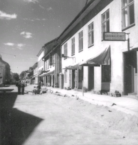 Gatuarbete på Östra Storgatan i Nyköping den 12 juni 1950