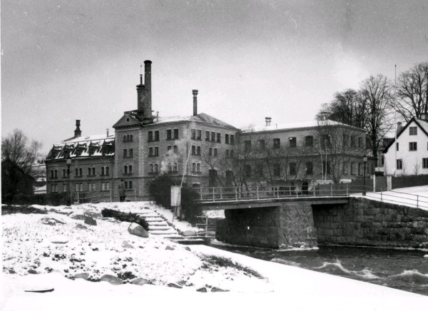 Korsbron med bryggeriet i bakgrunden.
