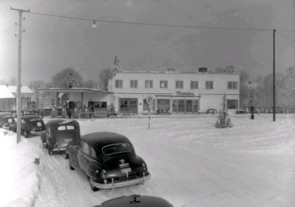 BP Bensinstation och Raméns Automobilfirma på Norrköpingsvägen 2 i Nyköping. Foto 13 februari 1952.