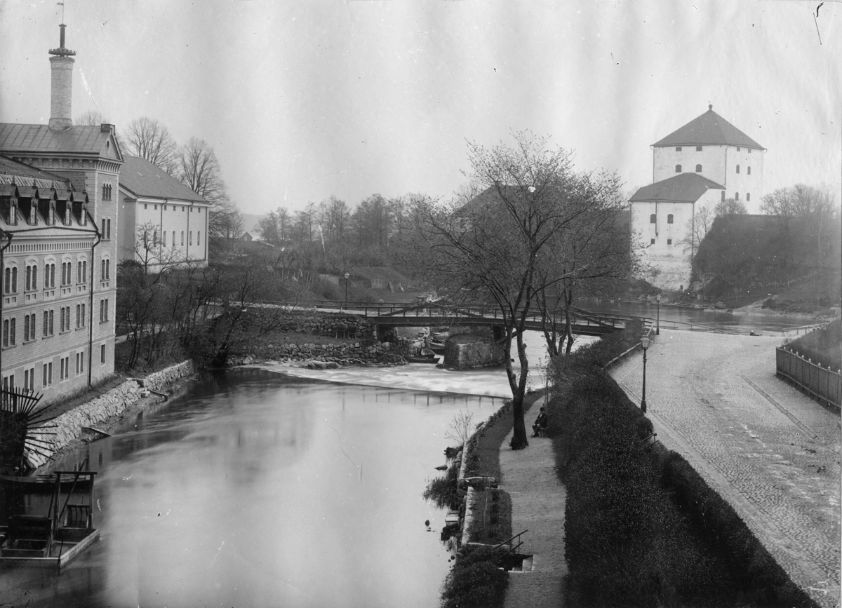 Nyköping 1908. Slottet med Återbärsbron (nuv Fiskbron) över Nyköpingsån. Bild från tidskriften Hemmets bildmaterial.
