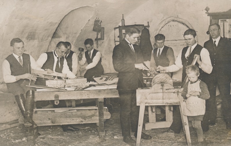 Virumaa Rahvaülikooli puutöökojas